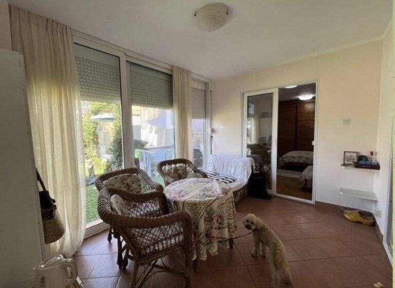 Petrovac: Cozy two-bedroom apartment with sea views